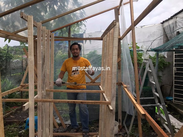 Membina Sendiri Rumah Hijau ‘Greenhouse’ Mini - Memasang Rak Kayu